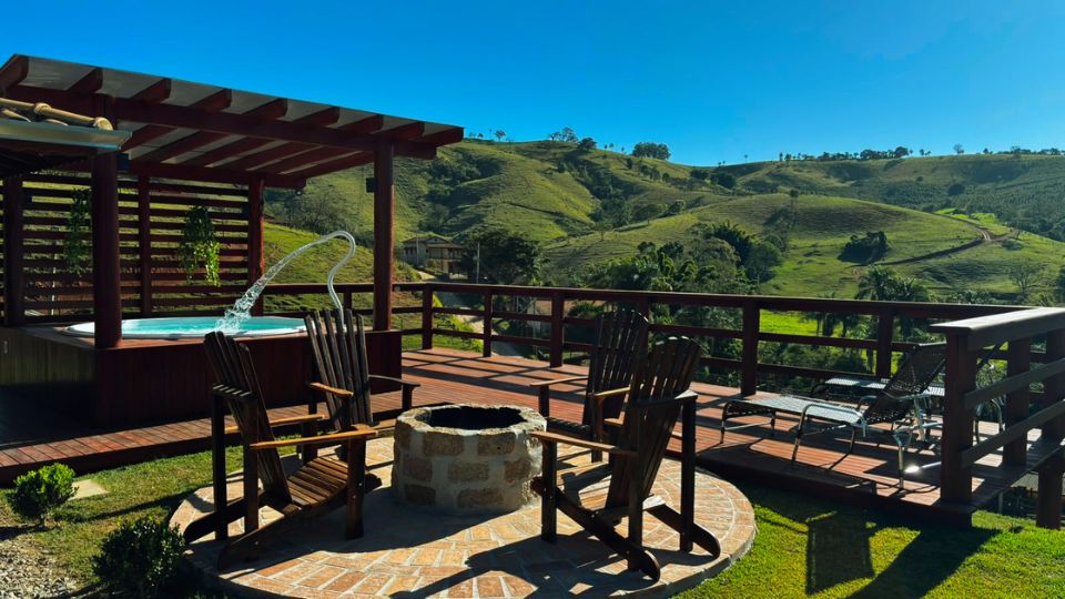 Deck de madeira com ofurô aquecido e vista para as montanhas na Chácara Vale da Serra em Socorro/SP.